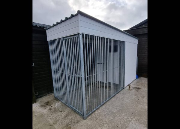 Single thermal kennel and roofed run